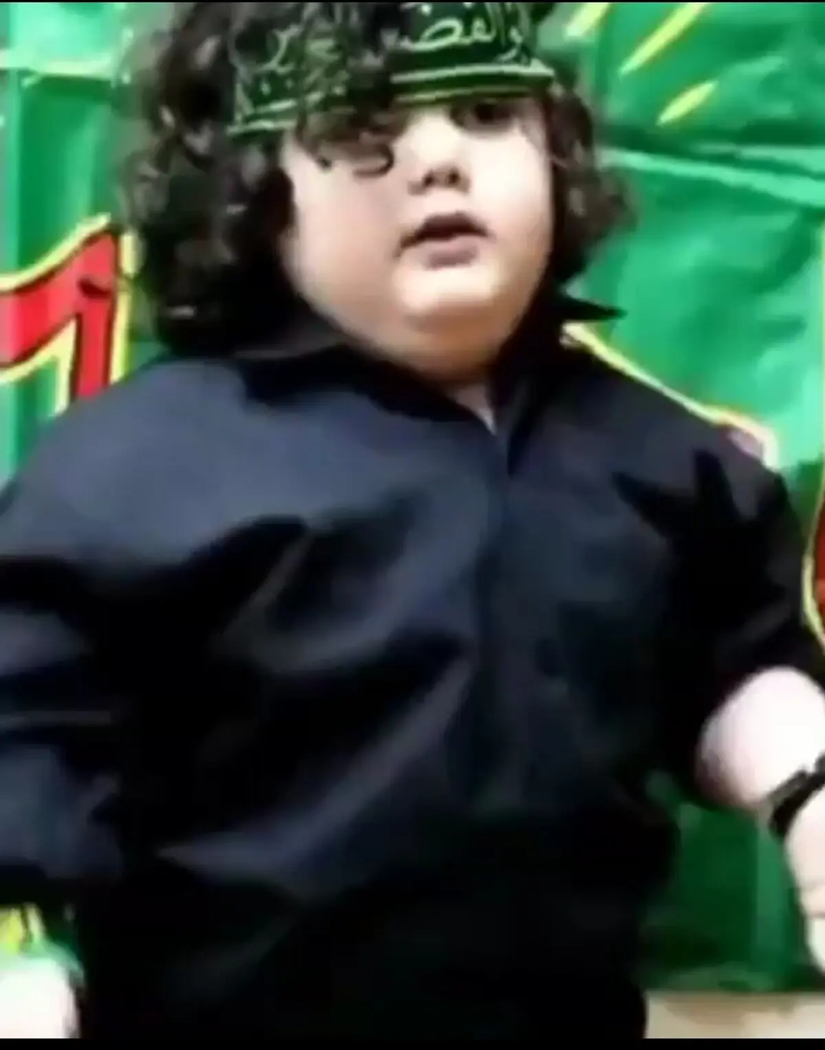 کلیپ دیدنی از سینه زنی کودک خردسال در عزاداری محرم