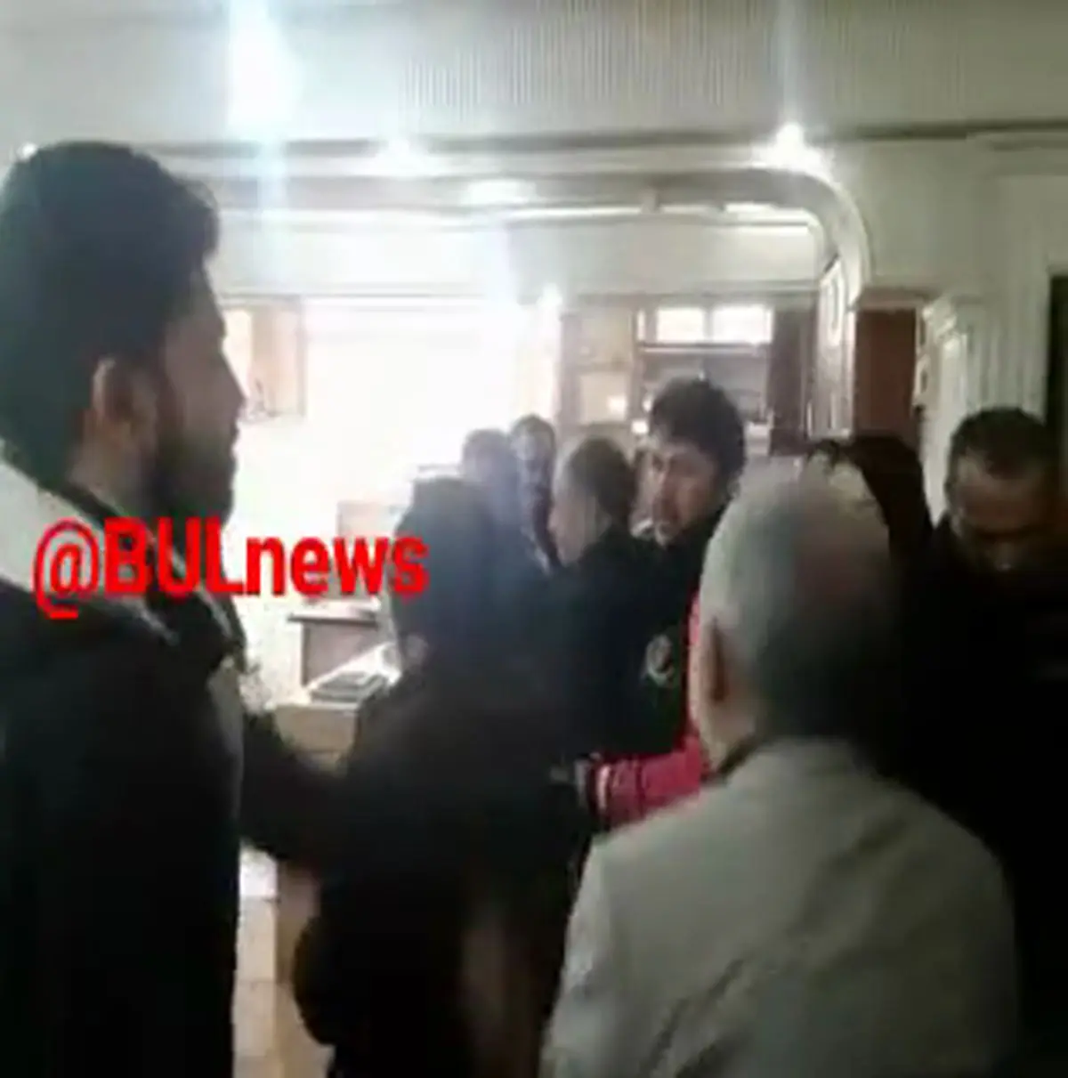 ویدیویی از پیرمرد افغانی که بدلیل نگرفتن ویزا اربعین سکته می کند