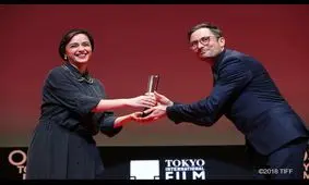 عکس | ترانه علیدوستی در حال اهدای جایزه بهترین بازیگر مرد جشنواره توکیو