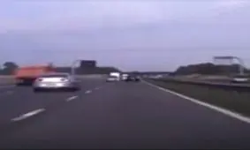 ماشین لاکچری در اتوبان پوکید! +فیلم