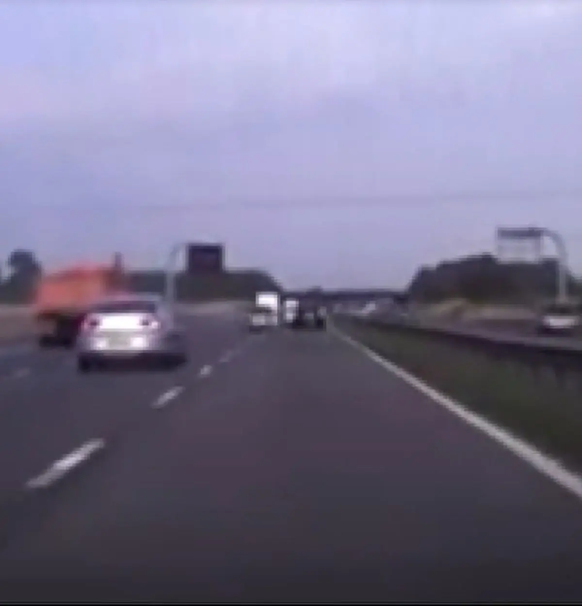 ماشین لاکچری در اتوبان پوکید! +فیلم