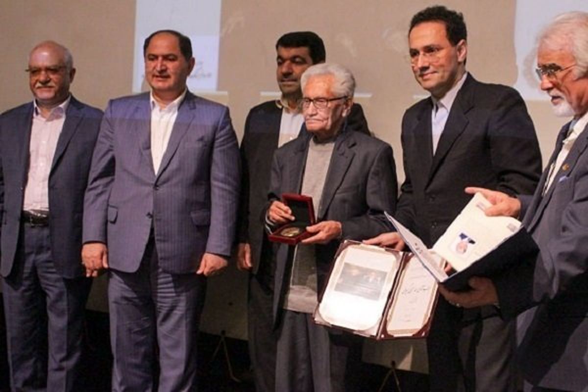 جایزه ادبی«فرضپور ماچیانی» به استاد احمد سمیعی گیلانی اهدا شد