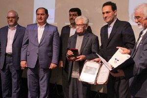 جایزه ادبی«فرض‌پور ماچیانی» به استاد احمد سمیعی گیلانی اهدا شد