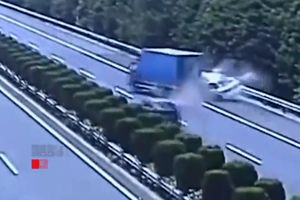 ویدیویی از حادثه باور نکردنی در اتوبان