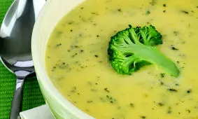 طرز تهیه سوپ بروکلی پنیری؛ پیش غذایی ساده و مجلسی