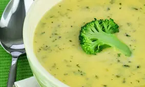 طرز تهیه سوپ بروکلی پنیری؛ پیش غذایی ساده و مجلسی