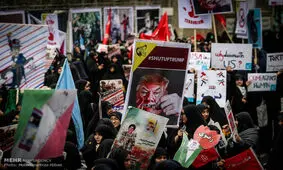 طنین شعارمرگ بر آمریکادرایران اسلامی/دلارهای آمریکایی زیرپای مردم