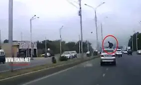 تصادف شدید دوچرخه سوار با خودرو هنگام ورود به اتوبان + فیلم