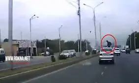 تصادف شدید دوچرخه سوار با خودرو هنگام ورود به اتوبان + فیلم