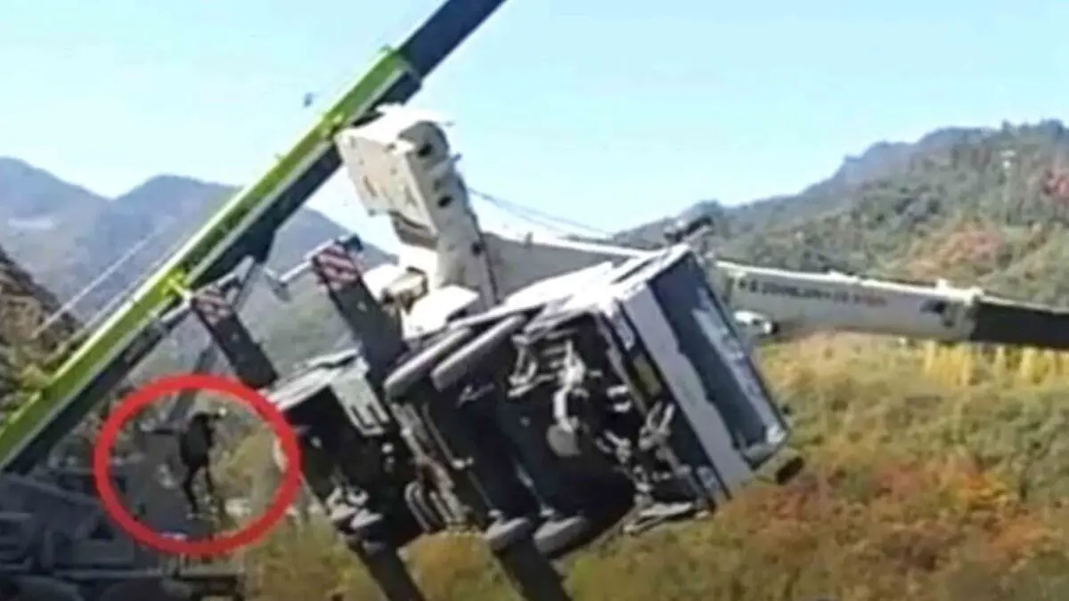 لحظه فرار راننده در حادثه سقوط جرثقیل! +فیلم