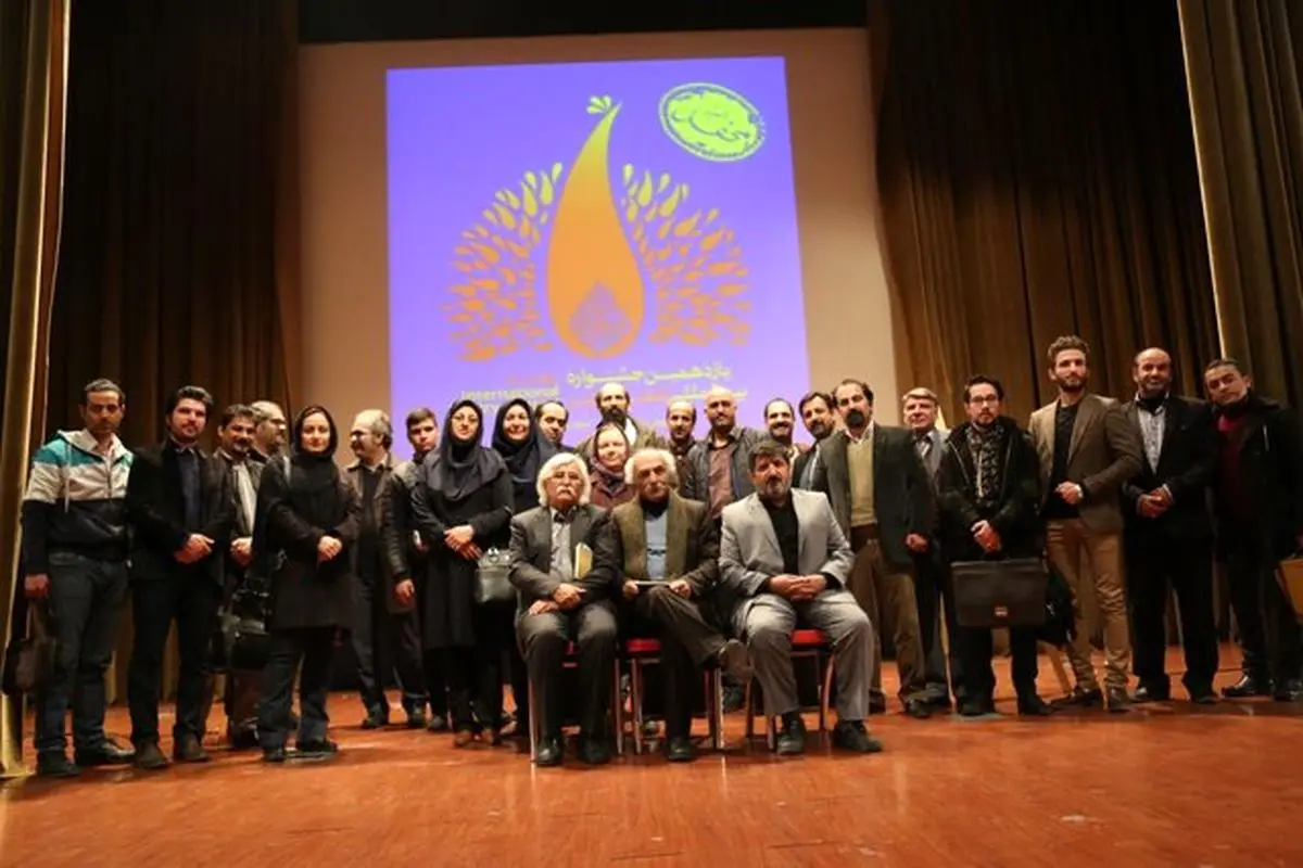 حتی شعرخوانی در حضور رهبری با رودربایستی پخش می‌شود