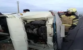 واژگونی خودروی وانت راننده را روانه ی بیمارستان کرد