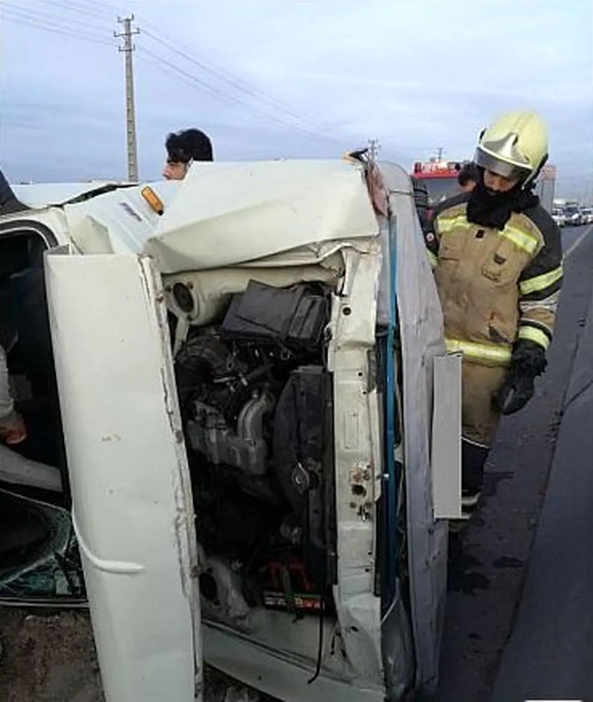 واژگونی خودروی وانت راننده را روانه ی بیمارستان کرد