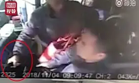 اقدام جنون آمیز مسافر در داخل اتوبوس! + فیلم