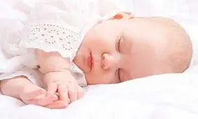 ماجرای بوسه مرگباری که جان نوزاد را گرفت