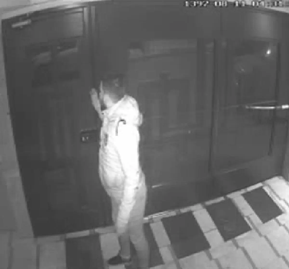 شگرد باور نکردنی سارق تهرانی در باز کردن درب اتوماتیک +فیلم
