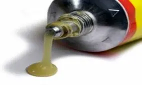 آموزش پاک کردن لکه چسب قطره ای از روی لباس و اجسام