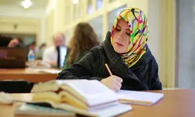 حمله وحشیانه به دختر محجبه در انگلیس! + فیلم