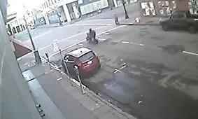 تصادف وحشتناک راننده موتور با خودروی پلیس + فیلم