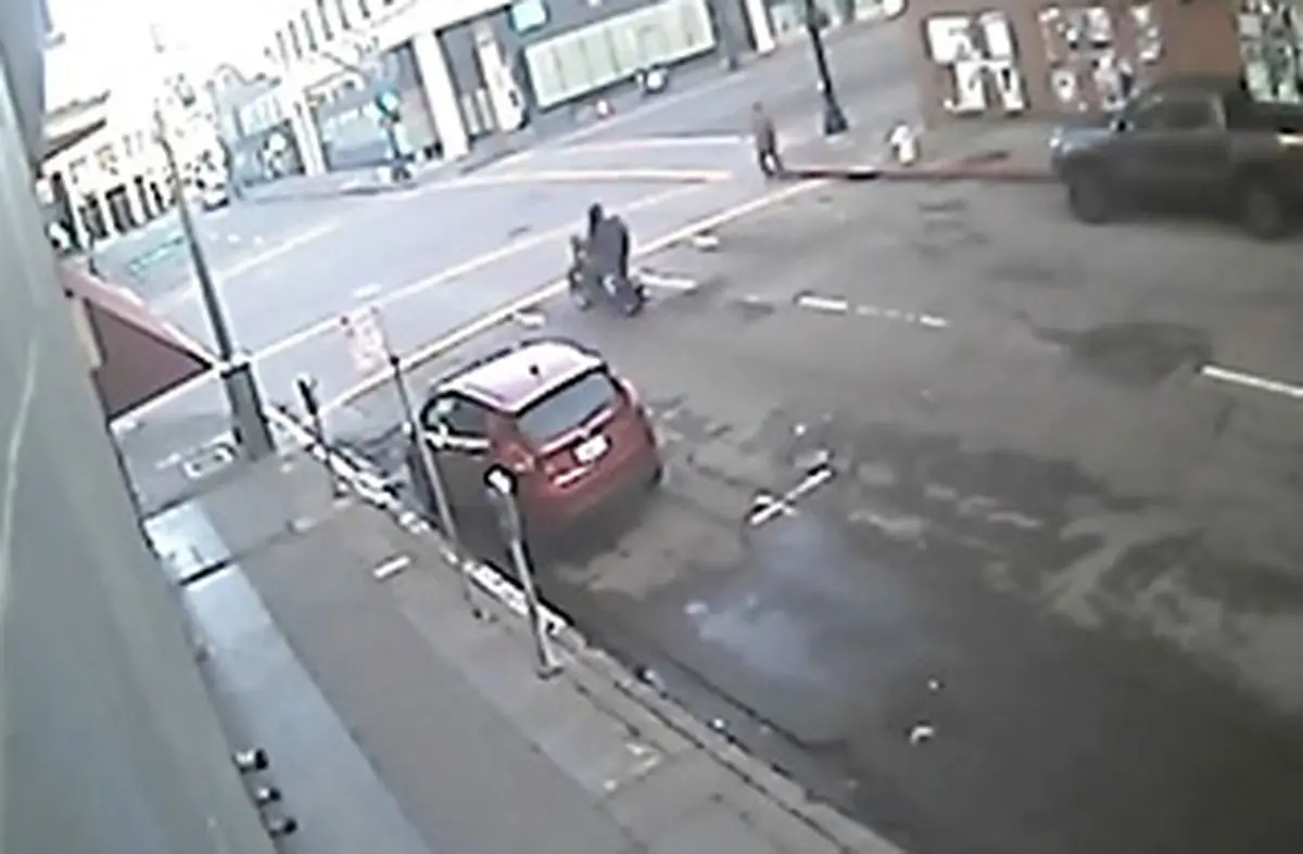 تصادف وحشتناک راننده موتور با خودروی پلیس + فیلم