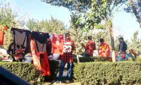 بساط دست فروشان پهن شد/ هواداران پرسپولیس در اطراف ورزشگاه