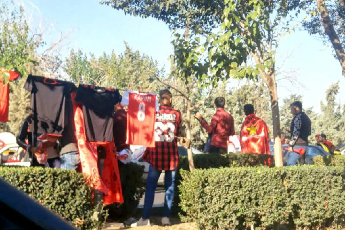 بساط دست فروشان پهن شد/ هواداران پرسپولیس در اطراف ورزشگاه