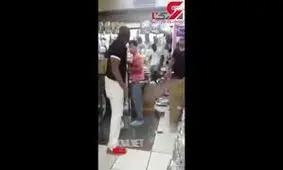 ویدئو/مسخره کردن مرد سیاه پوست کار دست یک مرد چینی داد!