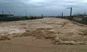 تصویر/مدرسه رفتن در سیل!