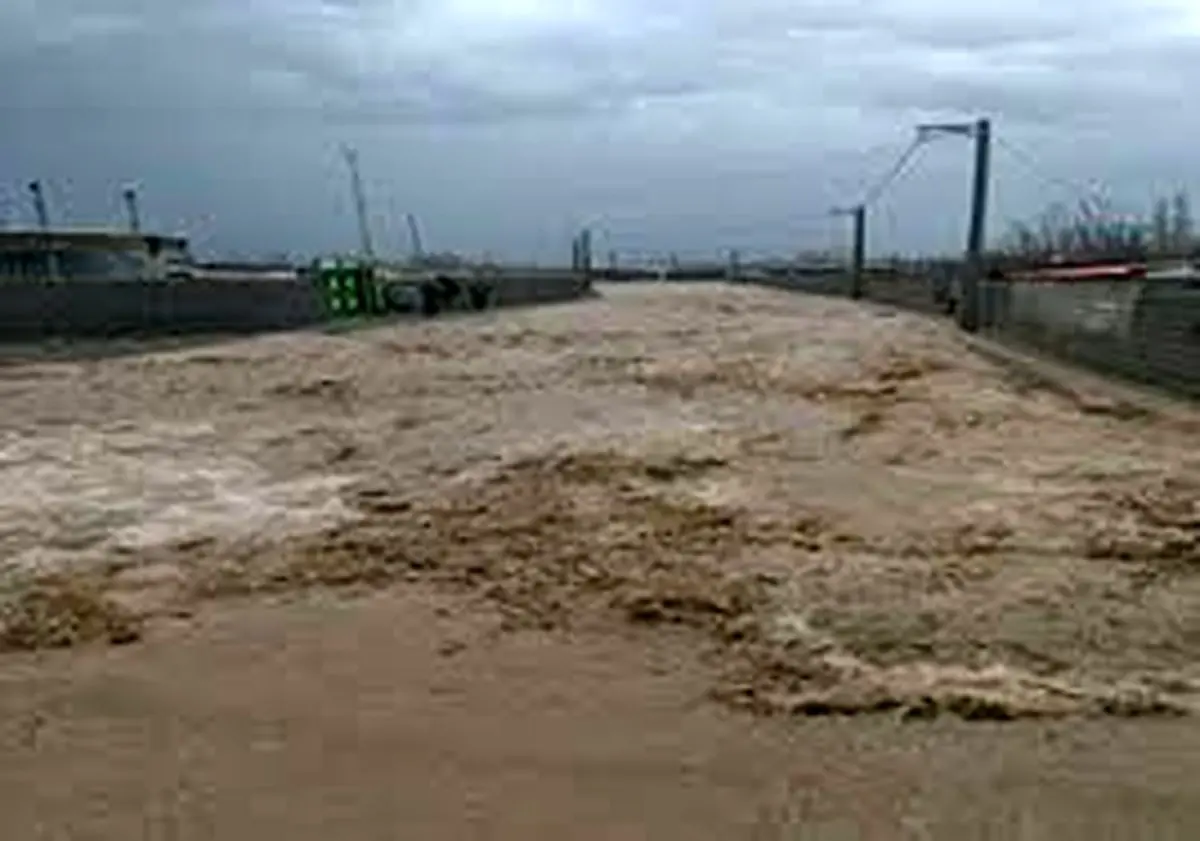 تصویر/مدرسه رفتن در سیل!