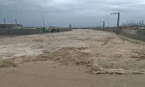 تصویر/مدرسه رفتن در سیل!