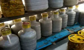 کشف انبار مواد خوراکی و شوینده فاسد در چالوس