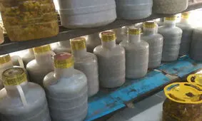 کشف انبار مواد خوراکی و شوینده فاسد در چالوس