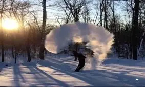 تصویر بسیار زیبا از پاشیدن آب جوش در دمای -۳۰ درجه