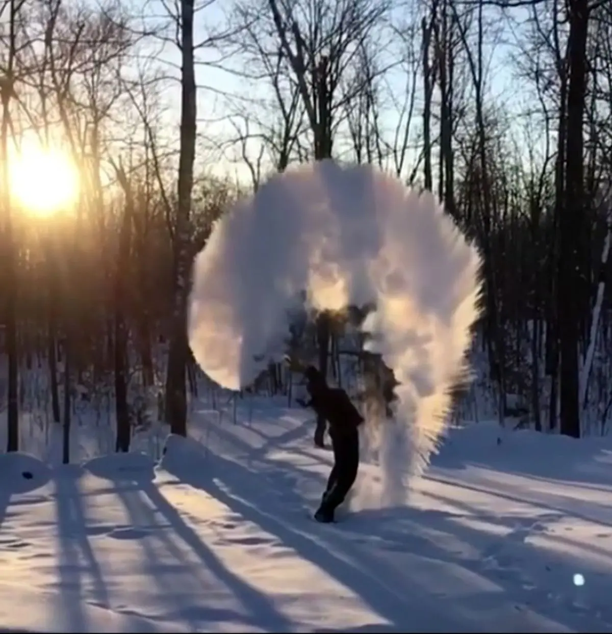 تصویر بسیار زیبا از پاشیدن آب جوش در دمای -۳۰ درجه