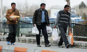 استقبال کارگران از توزیع بسته غذایی دولت