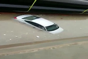 غرق شدن خودروها پس از بارش شدید باران در ریاض + فیلم