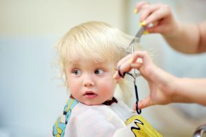 بهترین زمان برای کوتاه کردن موی نوزاد