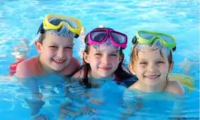 شنا یکی از بهترین ورزش‌هایی است که می‌توانید به کودک‌تان یاد بدهید