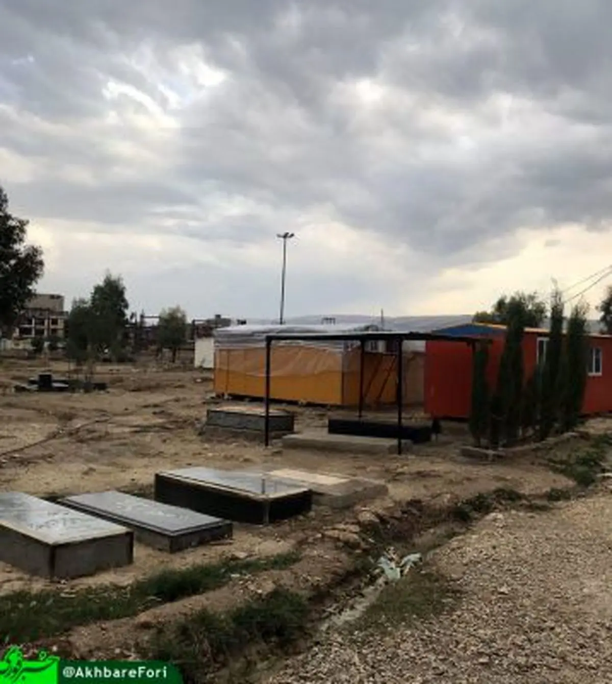 کانکس‌هایی در کنار قبرستان/ تعدادی از مردم سرپل ذهاب هنوز هم خانه ندارند