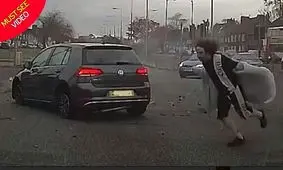 اقدام جنون آمیز راننده جوان در سر چهار راه! +فیلم