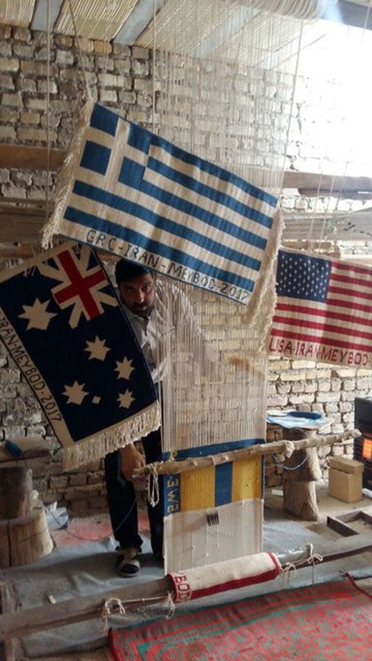 بافت پرچم 40 کشور دنیا به دست هنرمندان زیلوباف میبدی