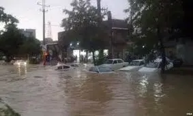 تصویری عجیب از غرق شدن یک پراید در پارکینگ خانه در اهواز