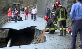 ریزش جاده بر اثر سیل و رانش زمین در جنوا + فیلم