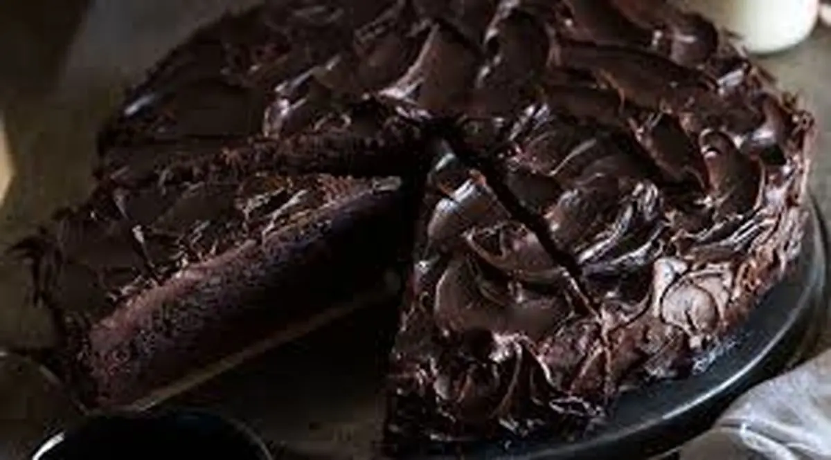 طریقه ی تزیین کیک شکلاتی