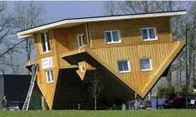 نخستین خانه واژگون در بریتانیا ساخته شد