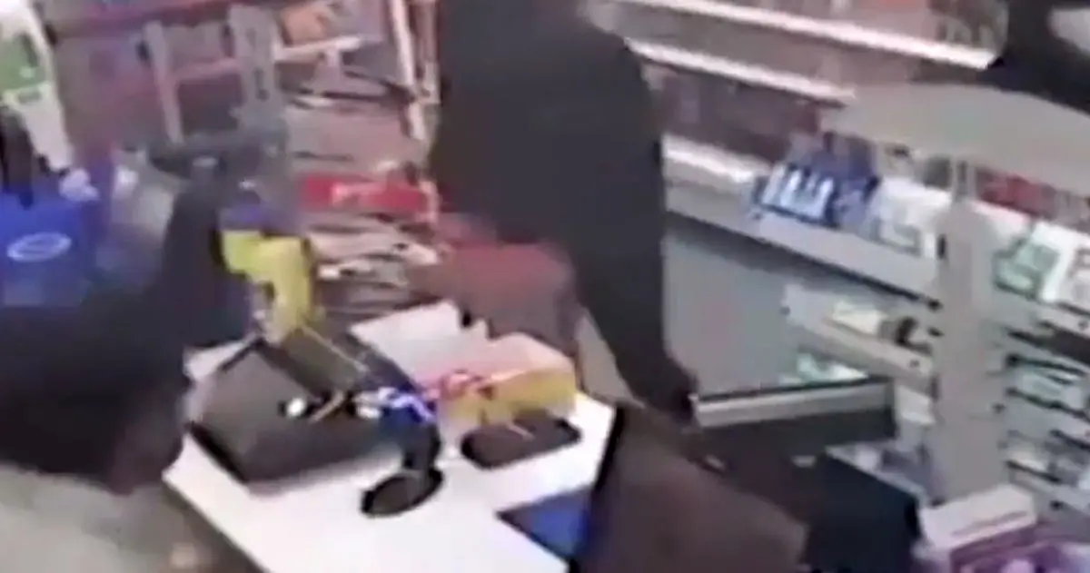 مبارزه شجاعانه فروشنده با سارقان مسلح! +فیلم