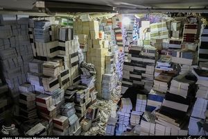 عکس/کشف یک انبار بزرگ کتاب قاچاق کنار کتابفروشی‌های تهران