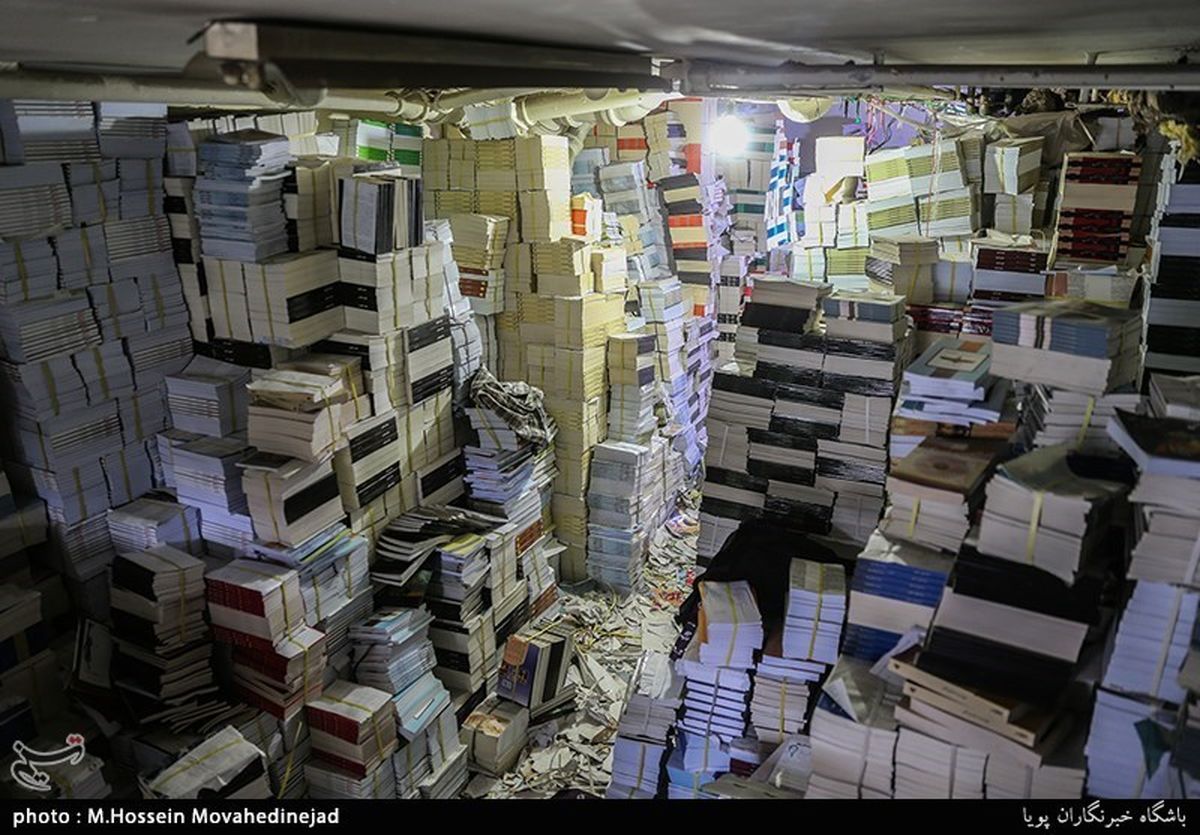 عکس/کشف یک انبار بزرگ کتاب قاچاق کنار کتابفروشی‌های تهران