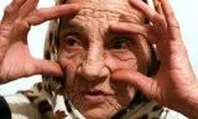 پیرزنی که با لیس زدن بیماران رو شفا میده !