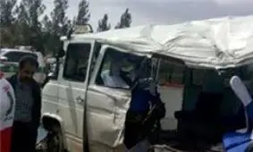 آسیب ۹ مسافر به دلیل برخورد مینی‌ بوس با پراید